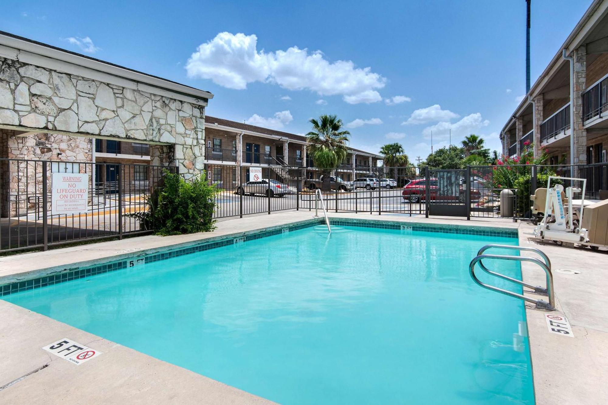 Hotel 6 Tx Northwest Medical Center 3*